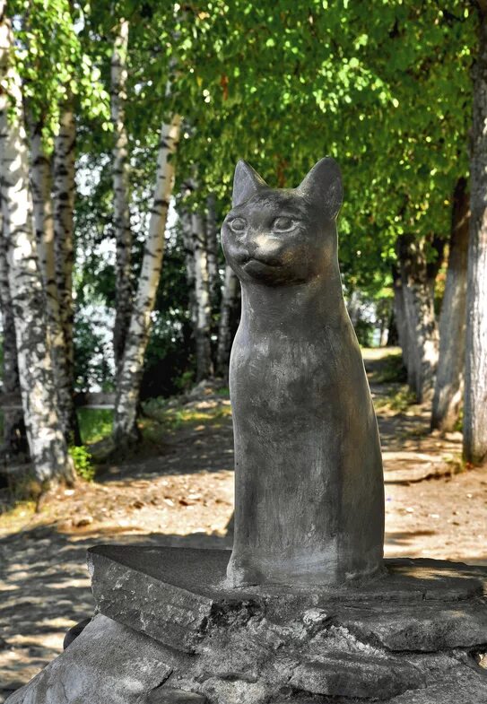 Памятник кошке рассказ. Город Плес памятник кошке мухе. Памятник Плесская кошка Плес. Скульптура Плесская кошка. Памятник мухе в Плесе.