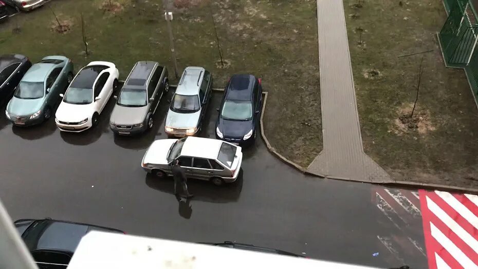 Что делать если перекрыли машину во дворе. Дед задел на парковке тачку фильм. Парковать машину. Парковка машин во дворе. Перекрыли машину.