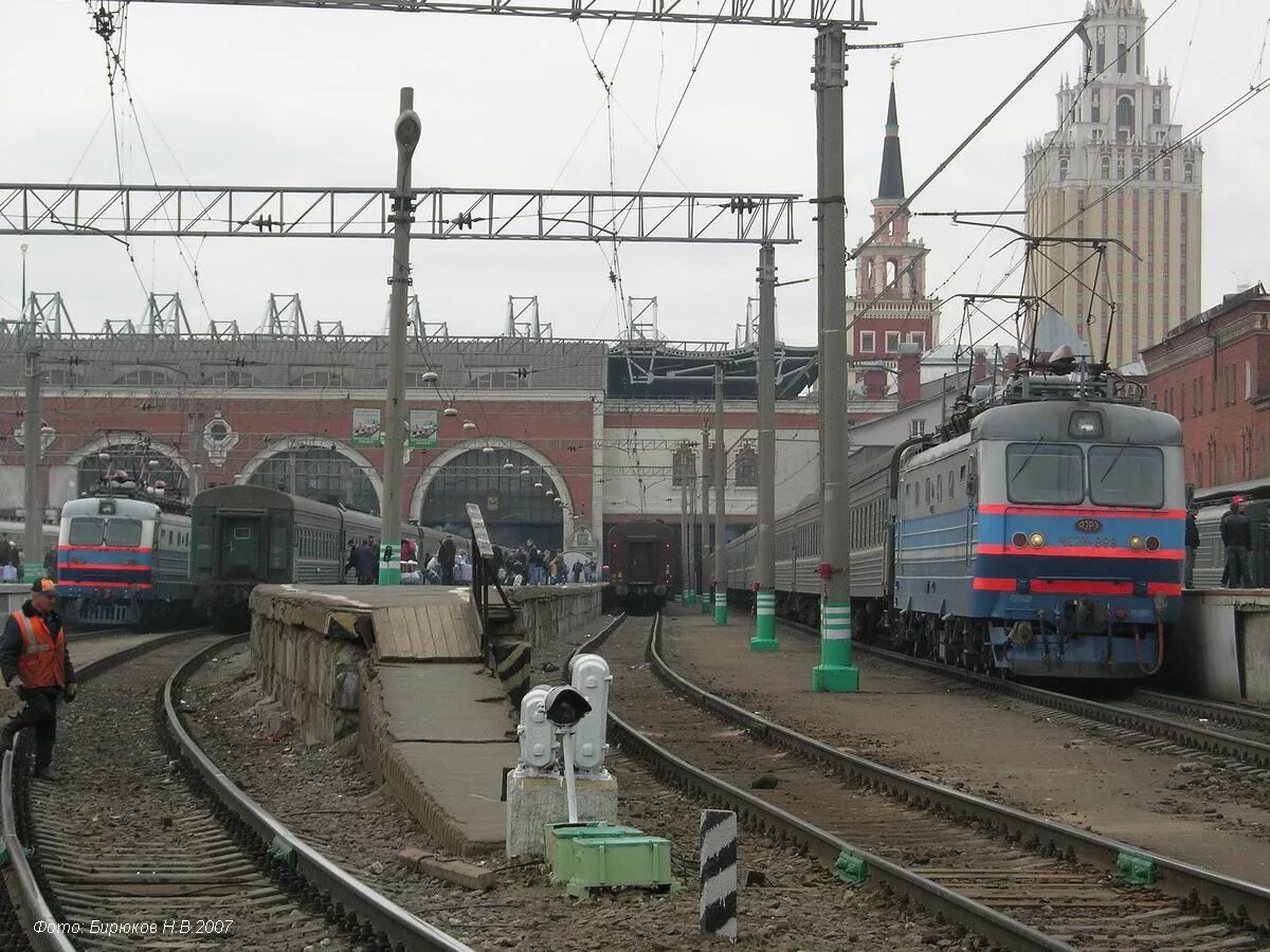 Электропоезда казанский вокзал. Вокзал Москва Казанская станция. Москва поезд Казанский вокзал. Казанский вокзал поезд 382. Казанский вокзал железнодорожные вокзалы Москвы.