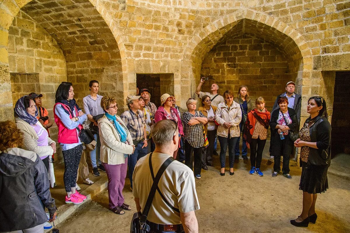 Крепость Нарын-кала в Дербенте экскурсия. Дагестан Дербент экскурсии. Нарын кала экскурсия. Экскурсия в Цитадель Нарын-кала.