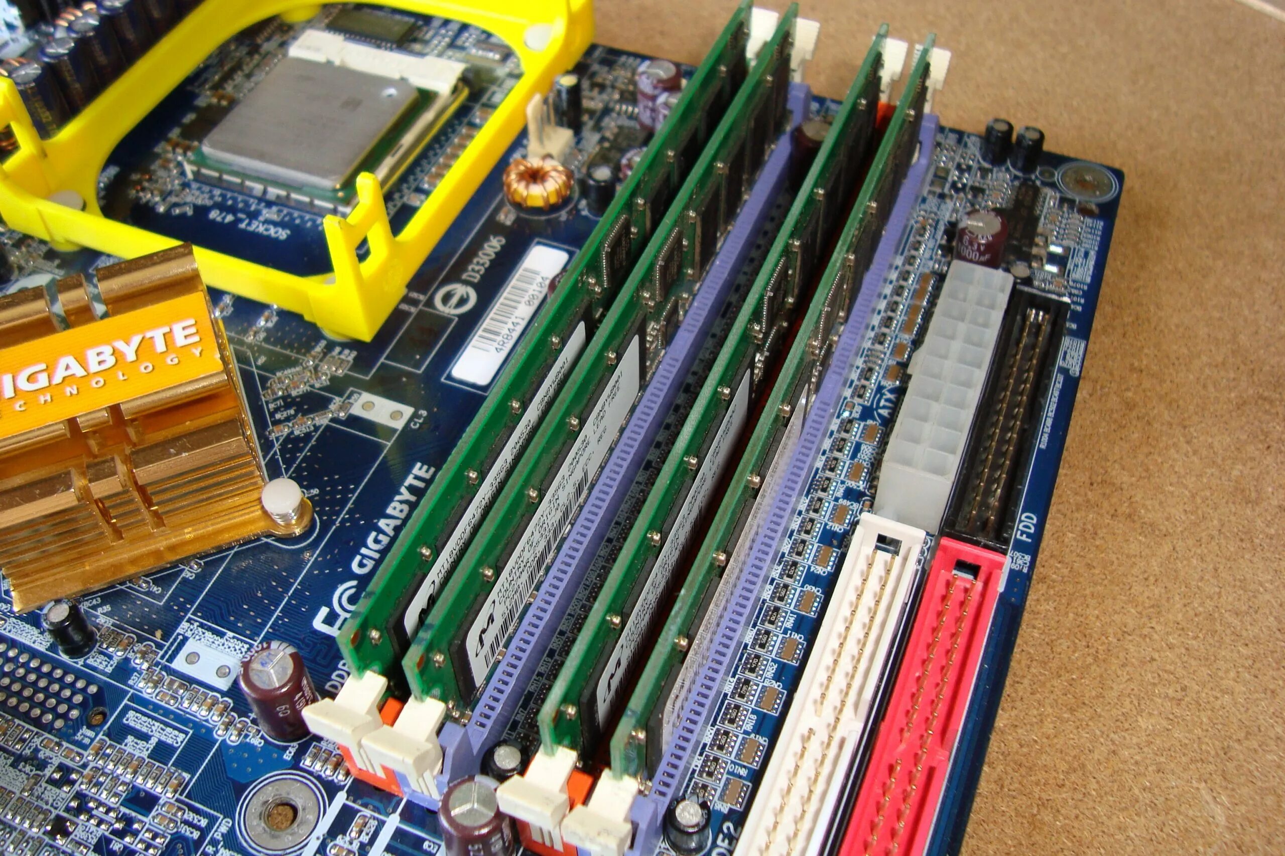Как правильно установить оперативную память ddr4. Оперативная память в материнке. двухканальный режим ddr3 sodimm. dual channel ddr3 материнская плата. слот оперативной памяти ddr2.