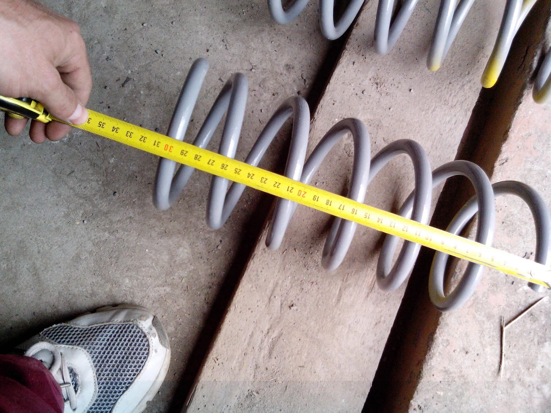 Калькулятор пружин сжатия. Расстояние между витками пружины. Пружина передняя рено логан 2. Пружины передние рено дастер 2. Sjz 35/80 расстояние между витками.