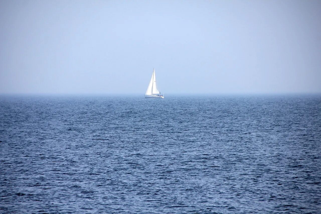 Ни ясные звезды ни паруса далеких яхт. Море вдалеке. Корабль на горизонте. Корабль вдалеке. Одинокое море.