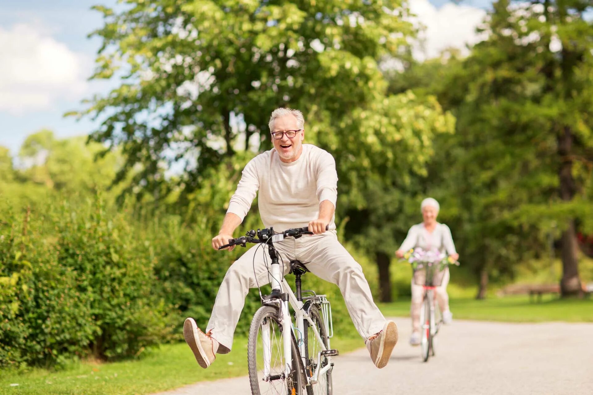 Свободное время пожилых людей. Старик на велосипеде. Велосипед для пожилых людей. Активный образ жизни. Дедушка на велосипеде.