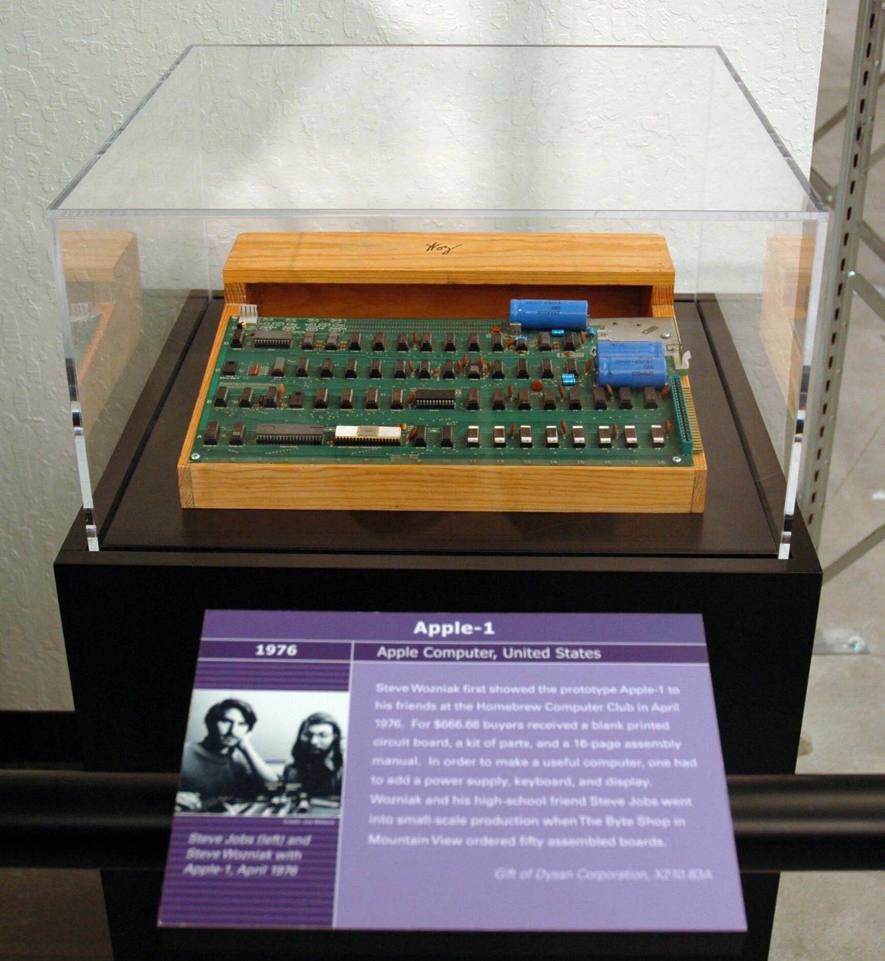 First apple. Стив Джобс компьютер Apple 1. Apple 1 1976. Самый первый компьютер Эппл 1976. Стив Джобс 1976 Apple 1.