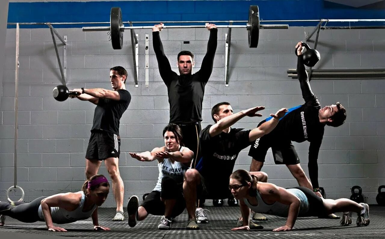 накануне соревнования атлет занимается в тренажерном зале. гиря современная для зала. занятия в спортзале. накануне соревнования атлет занимается в тренажерном зале. качок в зале.