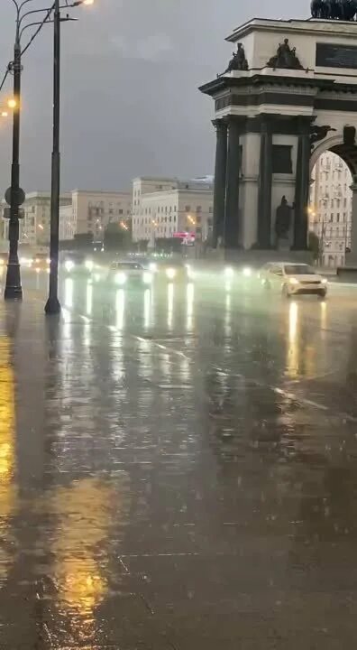 10 00 00 дождь. Дождливая Москва. Дождь в Москве. Гроза в Москве. Дождь в Москве сегодня.