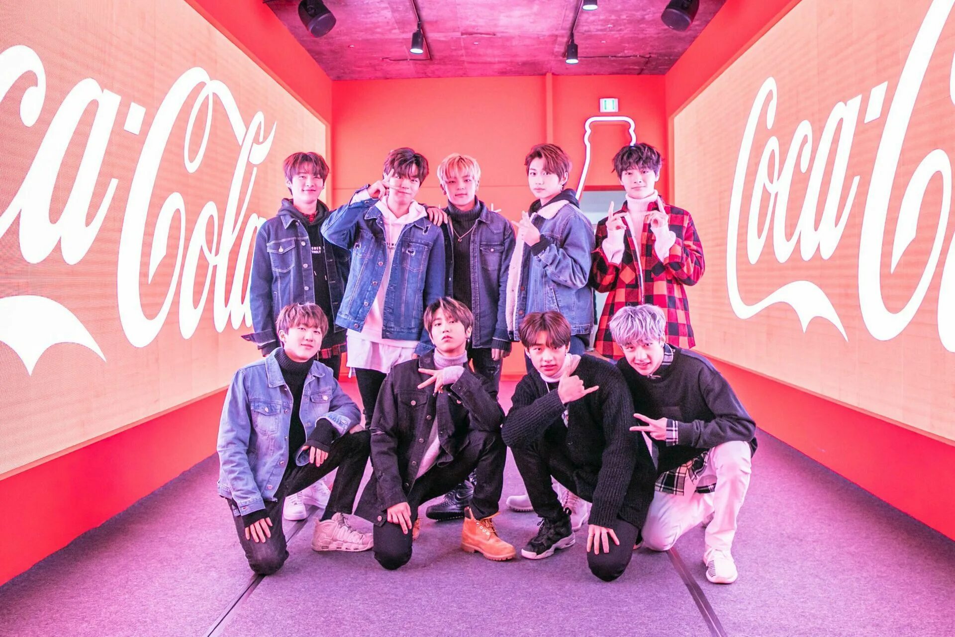 Группа stray kids дебют. Группа Stray Kids. Корейская группа Stray Kids. Кей поп Stray Kids. Stray Kids группа Постер.