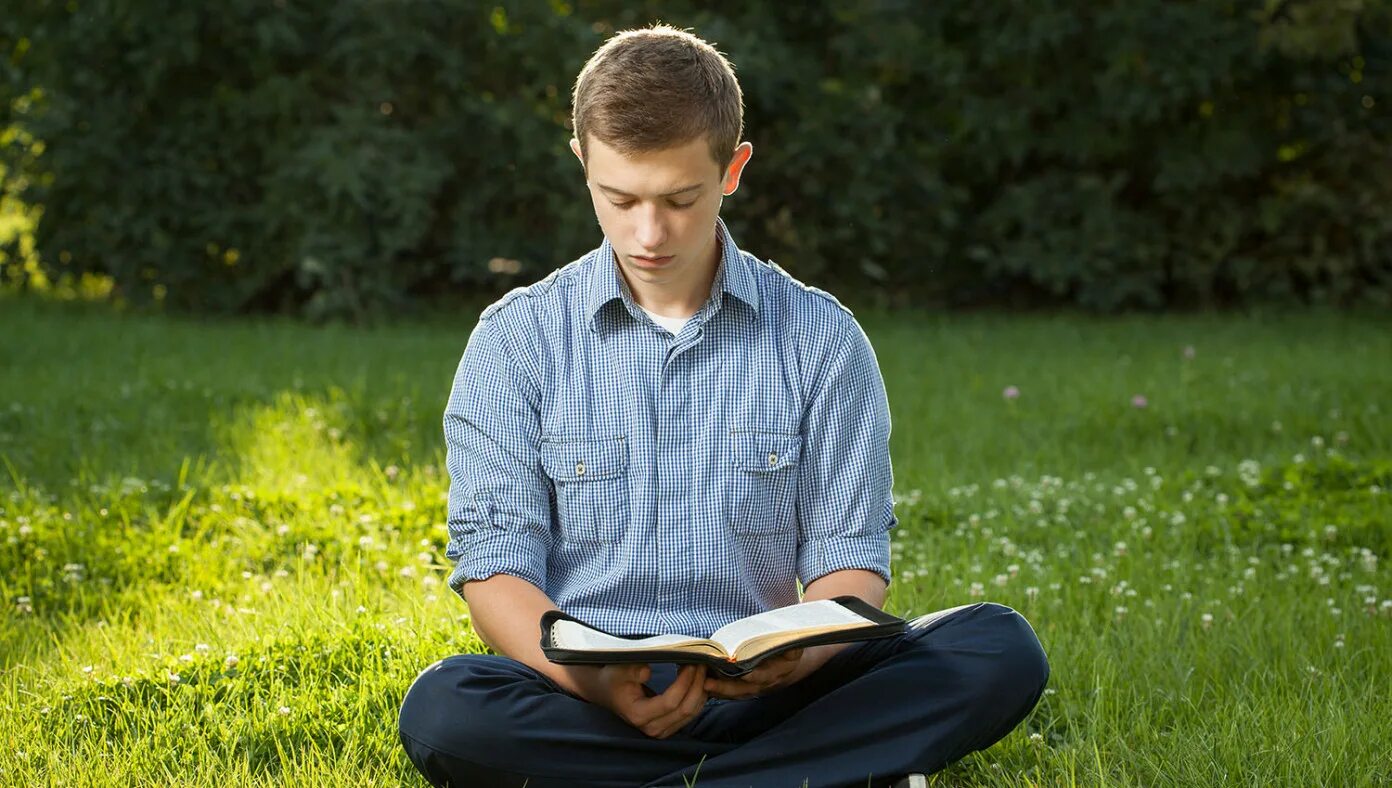 Человек с Библией. Книга человек. Человек сидит с книгой. Молодые люди с книгой.