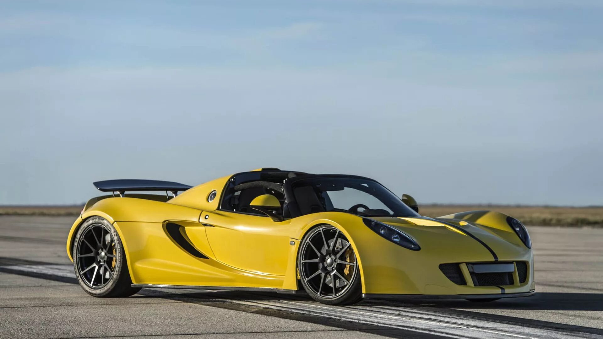 Big best cars. Хеннесси Веном gt Spyder. Машина Hennessey Venom. Машина Hennessey Venom gt. Машина Venom gt Spyder.