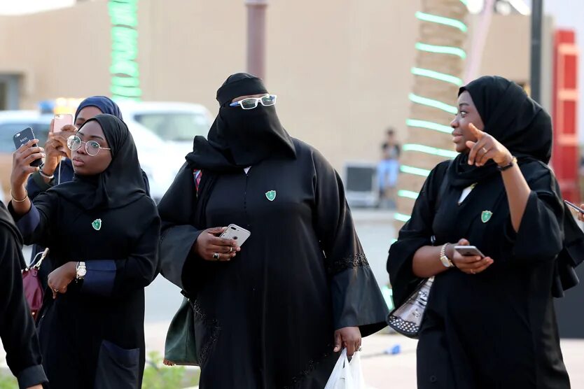 Женщины Саудовской Аравии в никабе. Одежда женщин в Саудовской Аравии. Политик женщина Саудовской Аравии. Шариатская одежда для женщин.