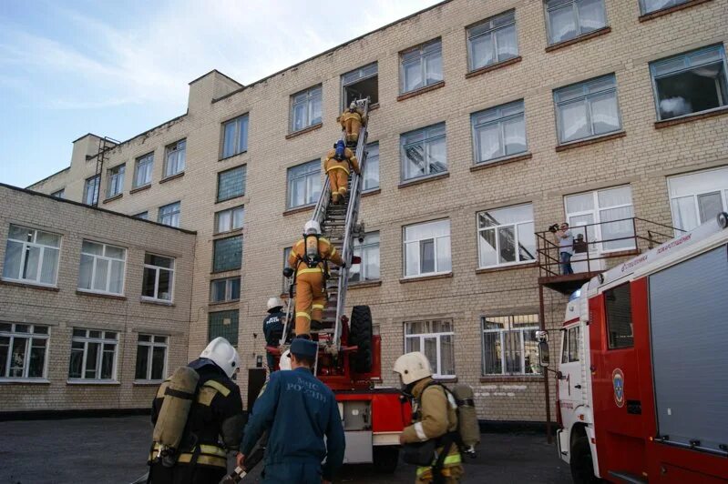 Пожар в школе. Тушение пожаров в шкрл. Пожарные в школе. Тушение пожара в школе.