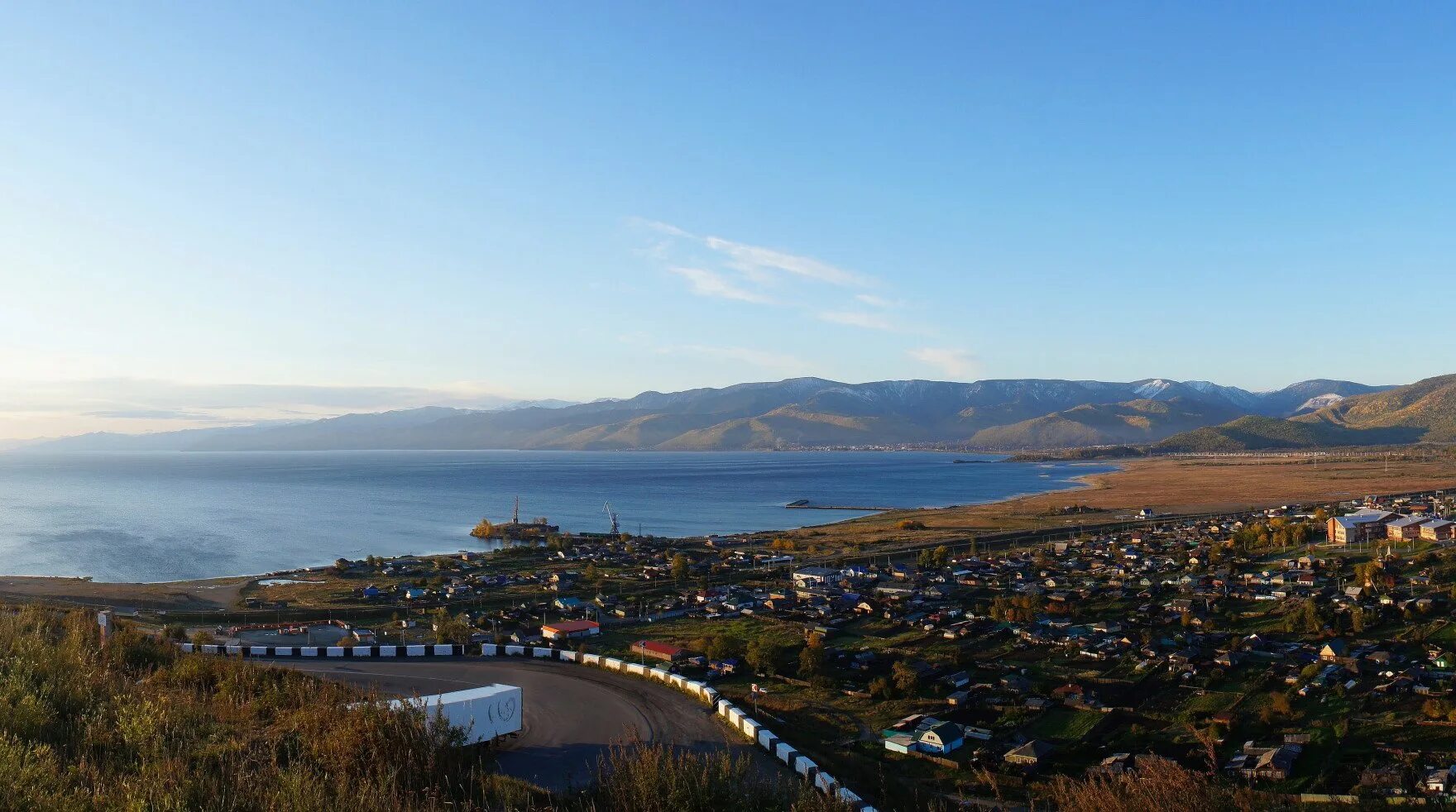 Поселок култук байкал. Слюдянка байкал. Култук байкальск. Байкал култук слюдянка. Озеро байкал поселок листвянка.