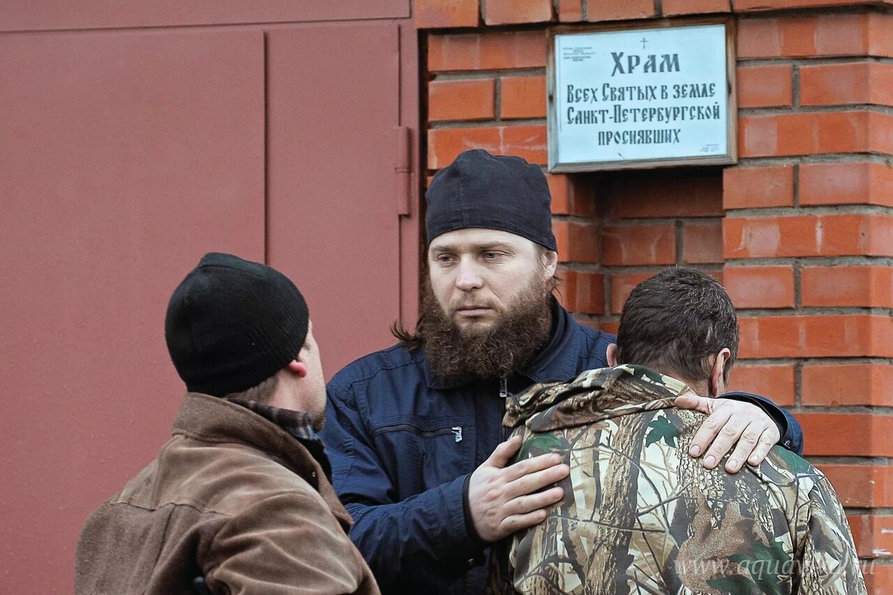 Бомжи санкт петербурга. Бомж священник. Украинский священник бомж.