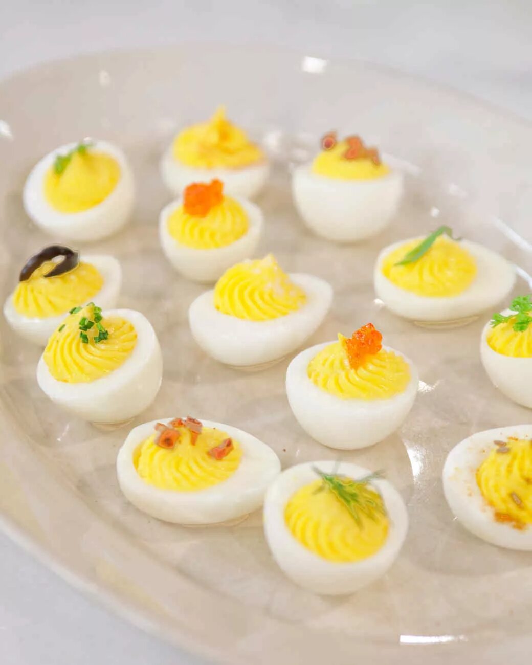 украшение из перепелиных яиц. необычные блюда из яиц. вкусный завтрак из яичницы. украшение блюд из яиц. фаршированные вареные яйца.