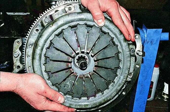 Работа сцепления газель. Сцепление газ 3110 двигатель 402. болт крепления выжимного диска сцепления змз 406. змз 406 крепление маховика. система сцепления газель 406.