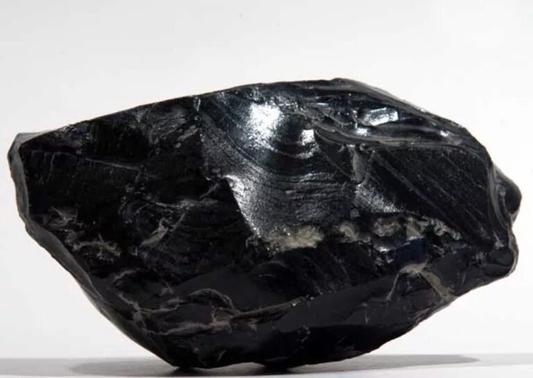 Самый черный минерал. Алмаз Оникс обсидиан. Пехштейн обсидиан. Черный Оникс обсидиан. Оникс ossidiana.
