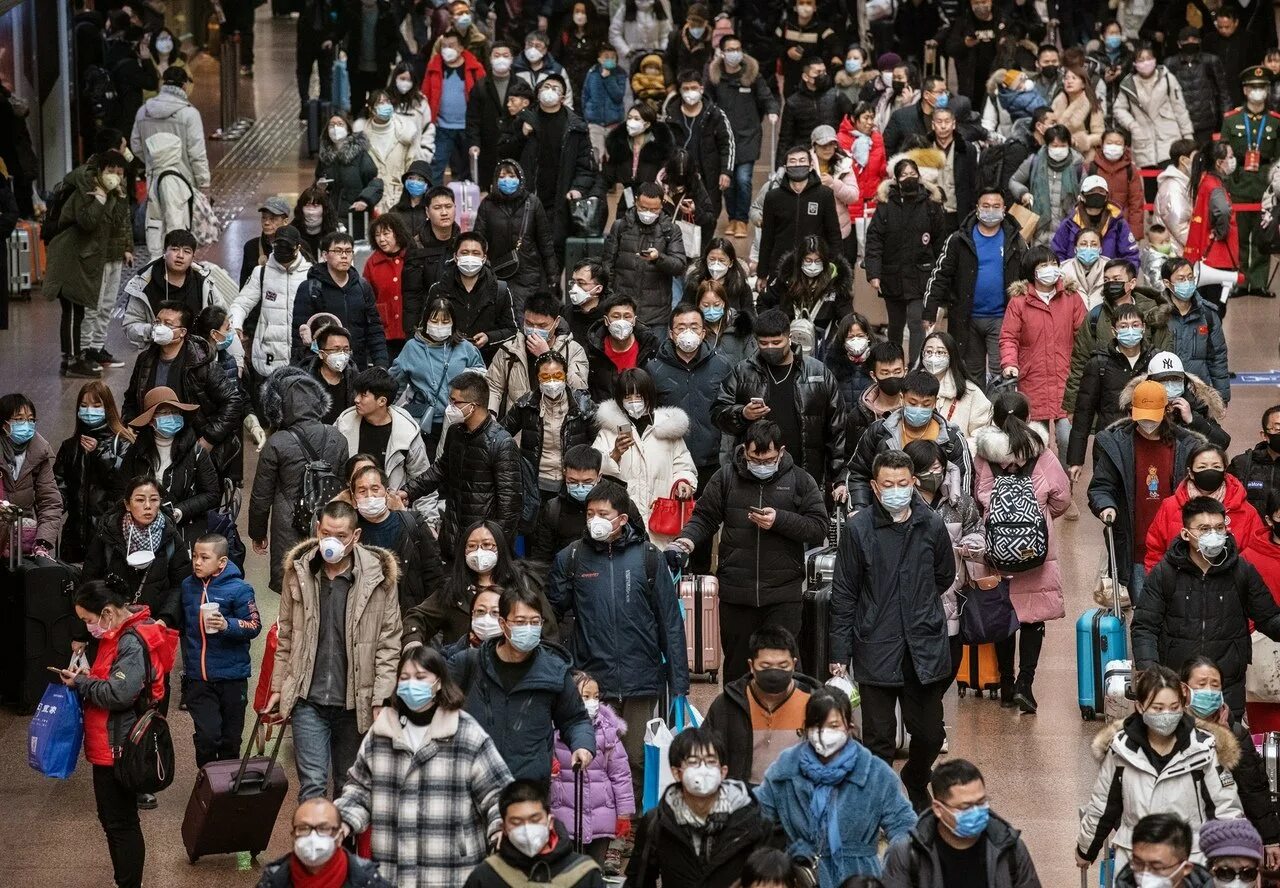 Много людей в городе. Пандемия Covid-19 в Китае. Толпа людей в городе. Толпа людей в масках. Люди в городе.