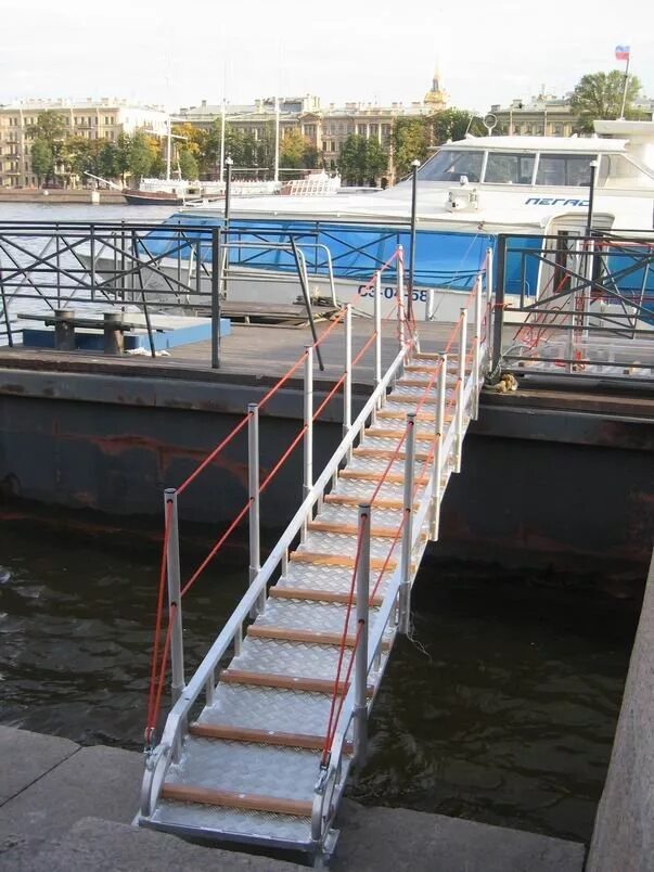 трапы на судах. трапы на судах. гидравлический трап besenzoni. матросы спускаются по трапу. трап сходня для теплохода.
