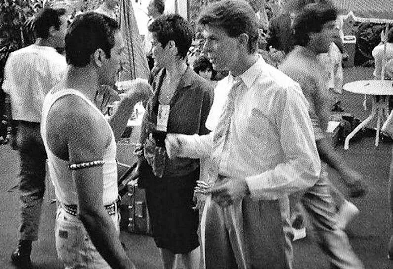 Дэвид квин. Queen и дэвид боуи. freddie mercury live aid 1985. david bowie and freddie mercury. дэвид боуи и фредди меркури.