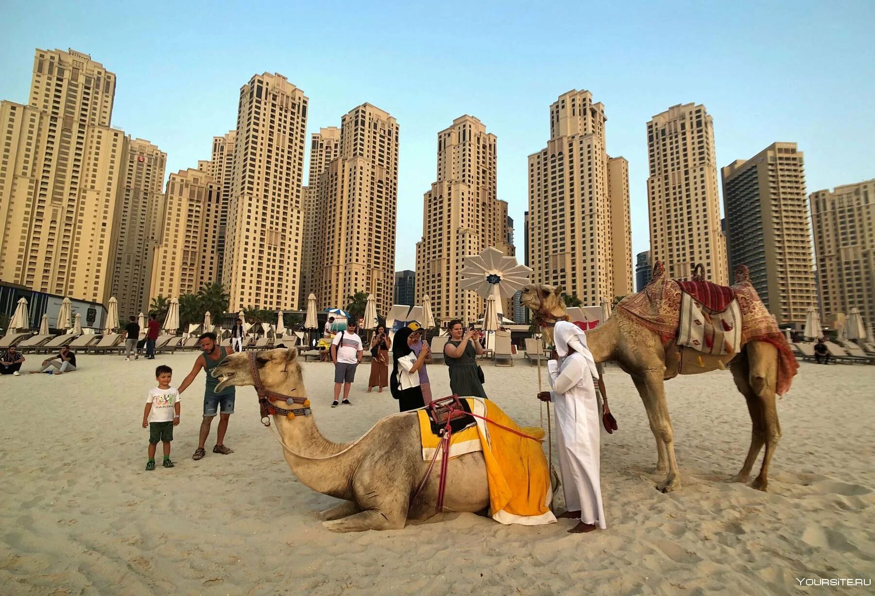 Арабские страны путешествия. Дубай United arab Emirates. Население Абу Даби. Туристы в Дубае. Дубай 2002.