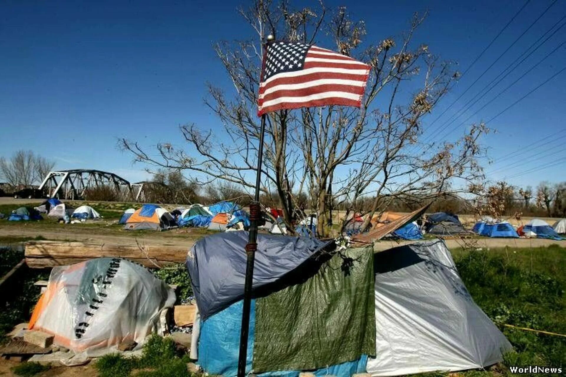 Палаточный лагерь бомжей Лос-Анджелес. Сан Франциско палаточный городок. Палаточный городок бездомных в США штат Калифорния. Палаточные лагеря в США.
