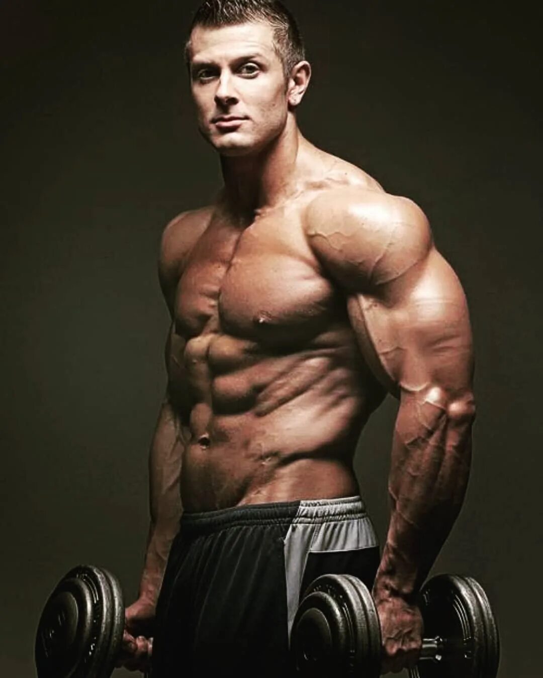 Качки в зале. Качок в зале. Fitness for men. Бодибилдер. Спортсмены бодибилдинга.