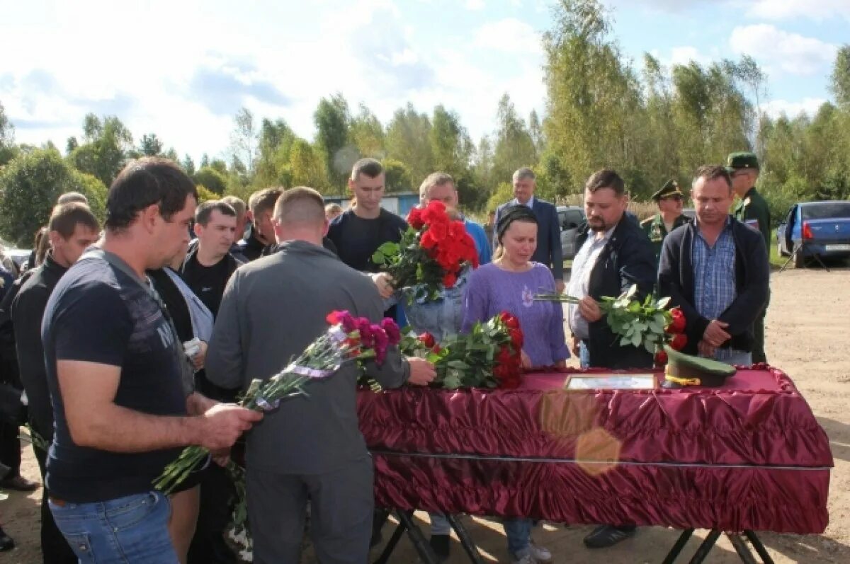 Погребение участника сво. Сво поминки. Торжок прощание с погибшими. Похоронили участника сво в Луховицах.