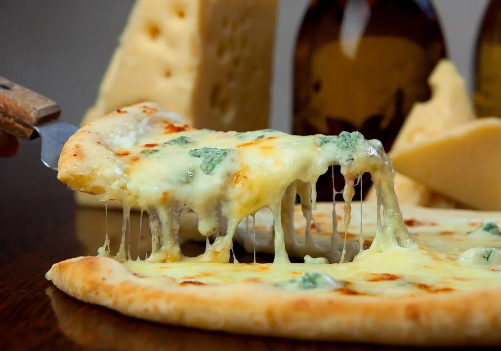 Сырная пицца. Супер сырная пицца. Тягучий сыр. Пицца на дрожжевом тесте сырная. Сырная пицца Ингредиенты.
