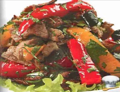 Мясо с баклажанами и помидорами на сковороде