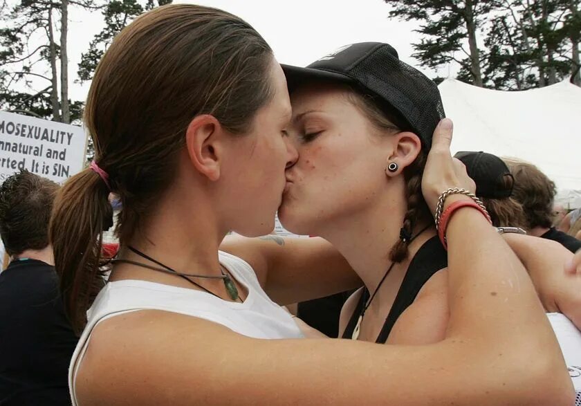 Lesbian new 2024. Нетрадиционная женская любовь. Однополая любовь девушек. Девушки нетрадиционной ориентации. Две девушки нетрадиционной ориентации.