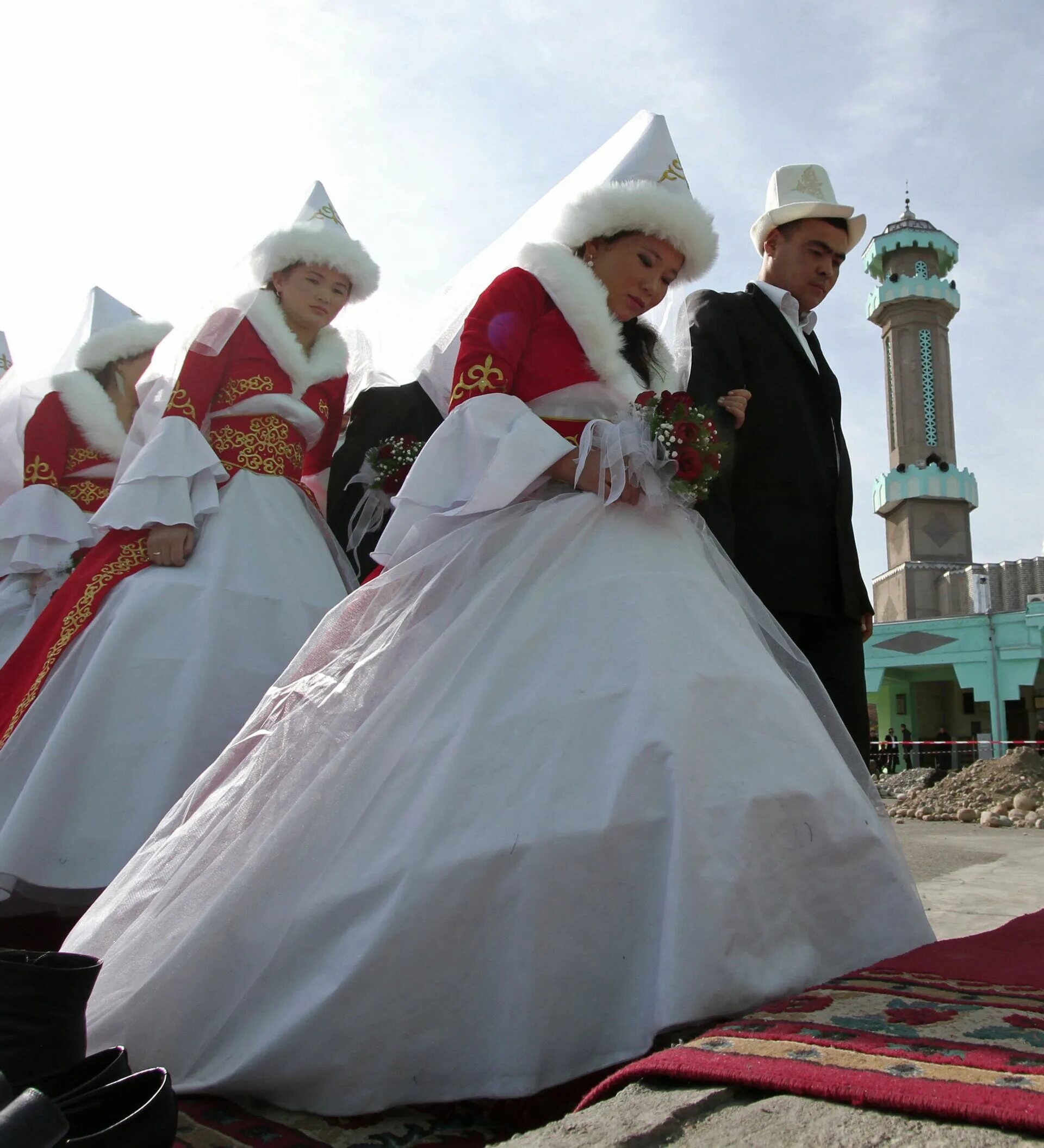 Свадьба у казахов. Раннее замужество в Кыргызстане. Ранний брак в Кыргызстане. Бракосочетание. Свадьба в Узбекистане.