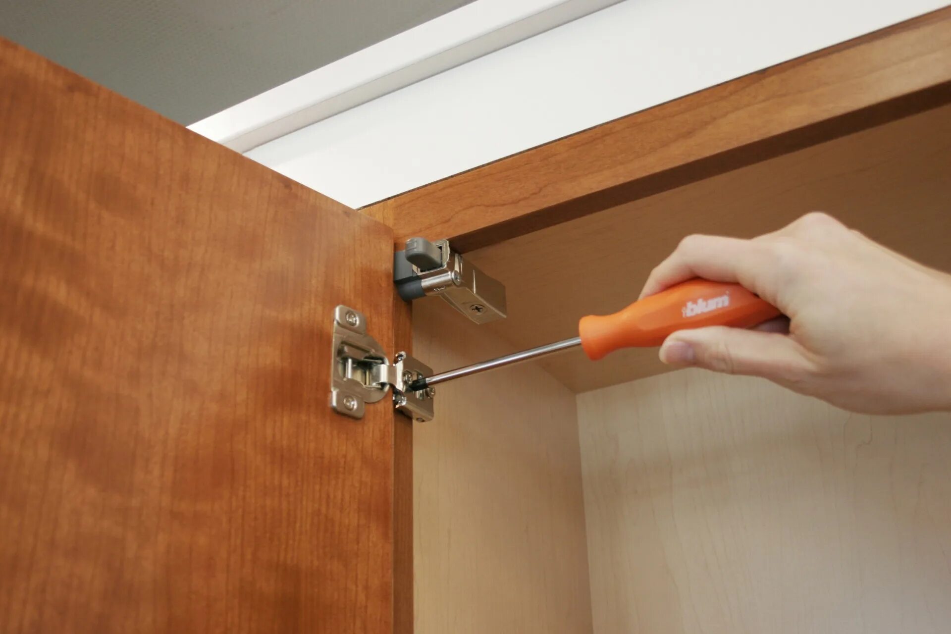 Blum Cabinet Hinge. Доводчик дверцы кухонного шкафа Blum bn3877. Blum 70t559.. Крепление шкафчика к стене.