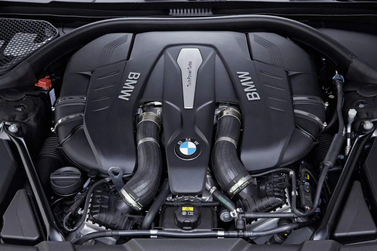 BMW 750d мотор. BMW 750li v8. BMW v12 750. BMW 750li мотор.