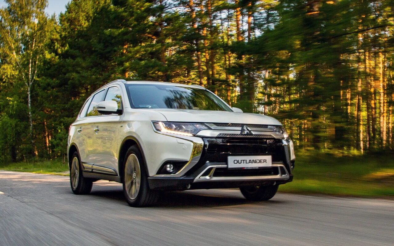 Где на mitsubishi outlander. Митсубиси Аутлендер 2016 года. Mitsubishi Motors Outlander III. Mitsubishi Outlander Россия. Разбитый Мицубиси Аутлендер.