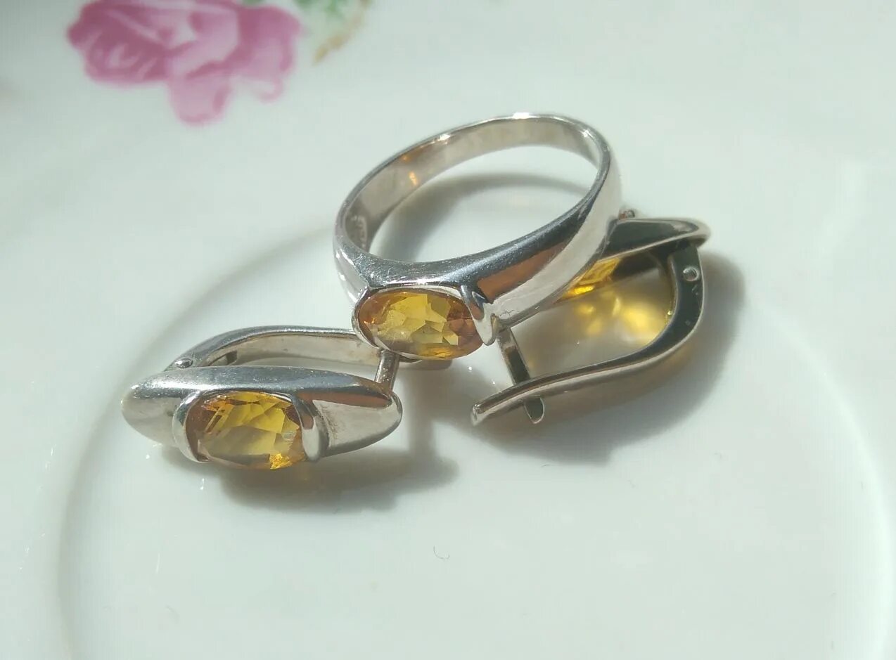 Желтый топаз кольцо и серьги. Кольцо из желтого золота на руке. Царапины на обручальном кольце. Желтый сапфир или цитрин. Потемнело серебряное украшение.