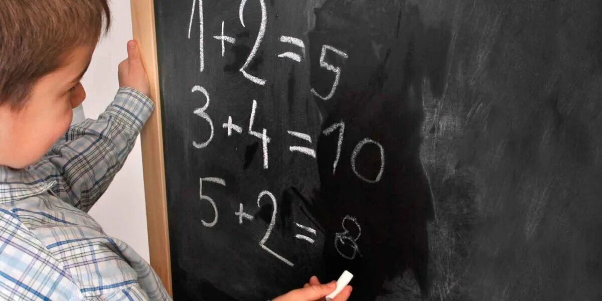 Nick went to the blackboard. Математика для детей. Ученик на математике. Дети на математике. Ученик у доски.