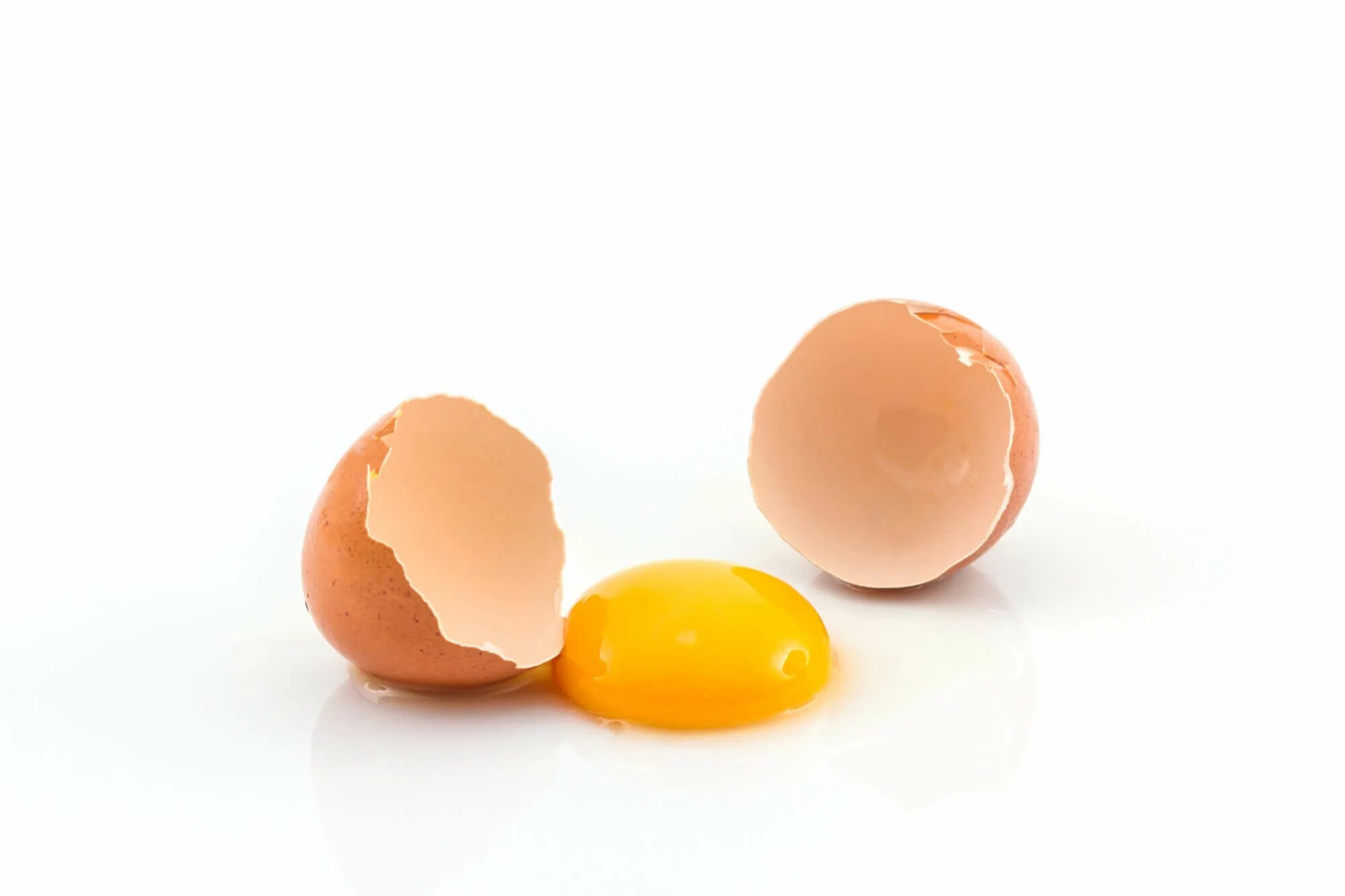 К чему снятся яйца куриные сырые разбитые. Разбитое яйцо. Разбитые яйца. Разбитые куриные яйца. Сырое яйцо без скорлупы.