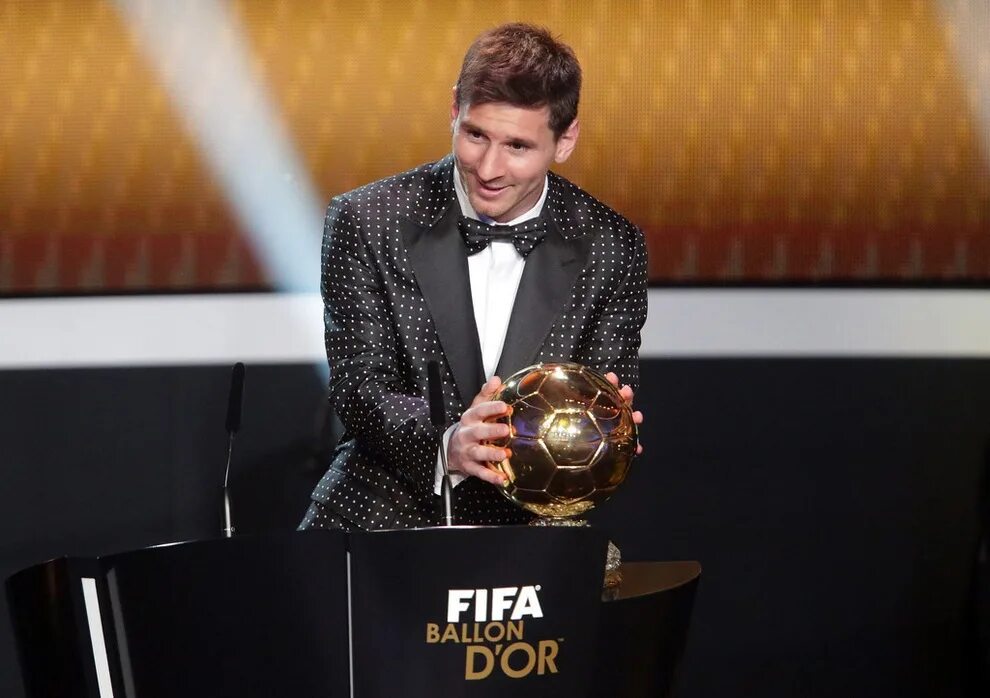 Лионель Месси золотой мяч 2012. Лионель Месси золотой мяч. Lionel Messi 2012 золотой мяч. Месси золотой мяч 2013.