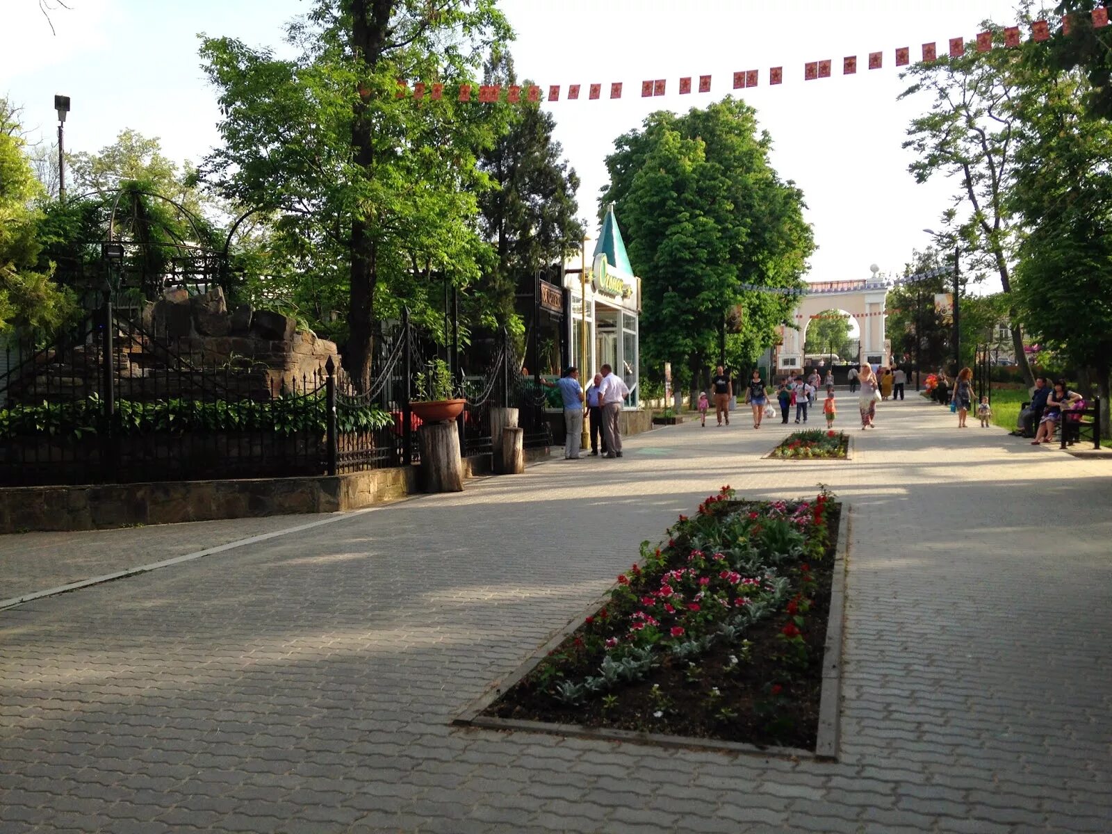 центральный парк имени горького таганрог. чеховский сквер таганрог. скверы таганрога. приморский парк таганрог. город таганрог парк горького.