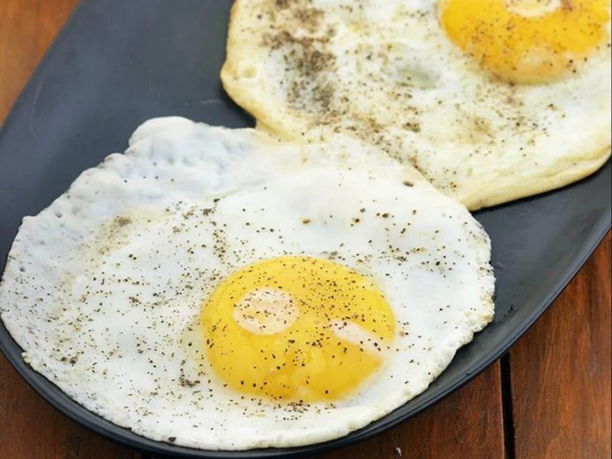 Eggs up. Яичница Sunny Side. Sunny Side up Eggs. Санни Сайд ап яичница. Fried Egg Calories.