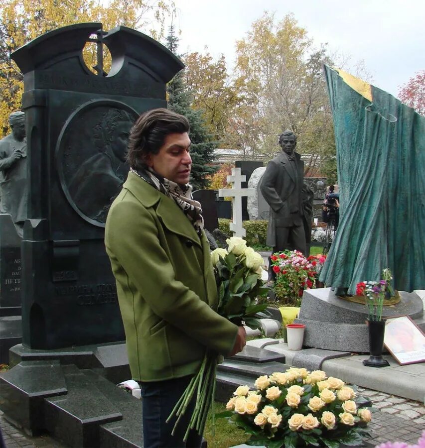 Рукавишников Новодевичье кладбище. Памятник Марине семёновой на Новодевичьем кладбище. Могила Екатерины Максимовой на Новодевичьем кладбище.