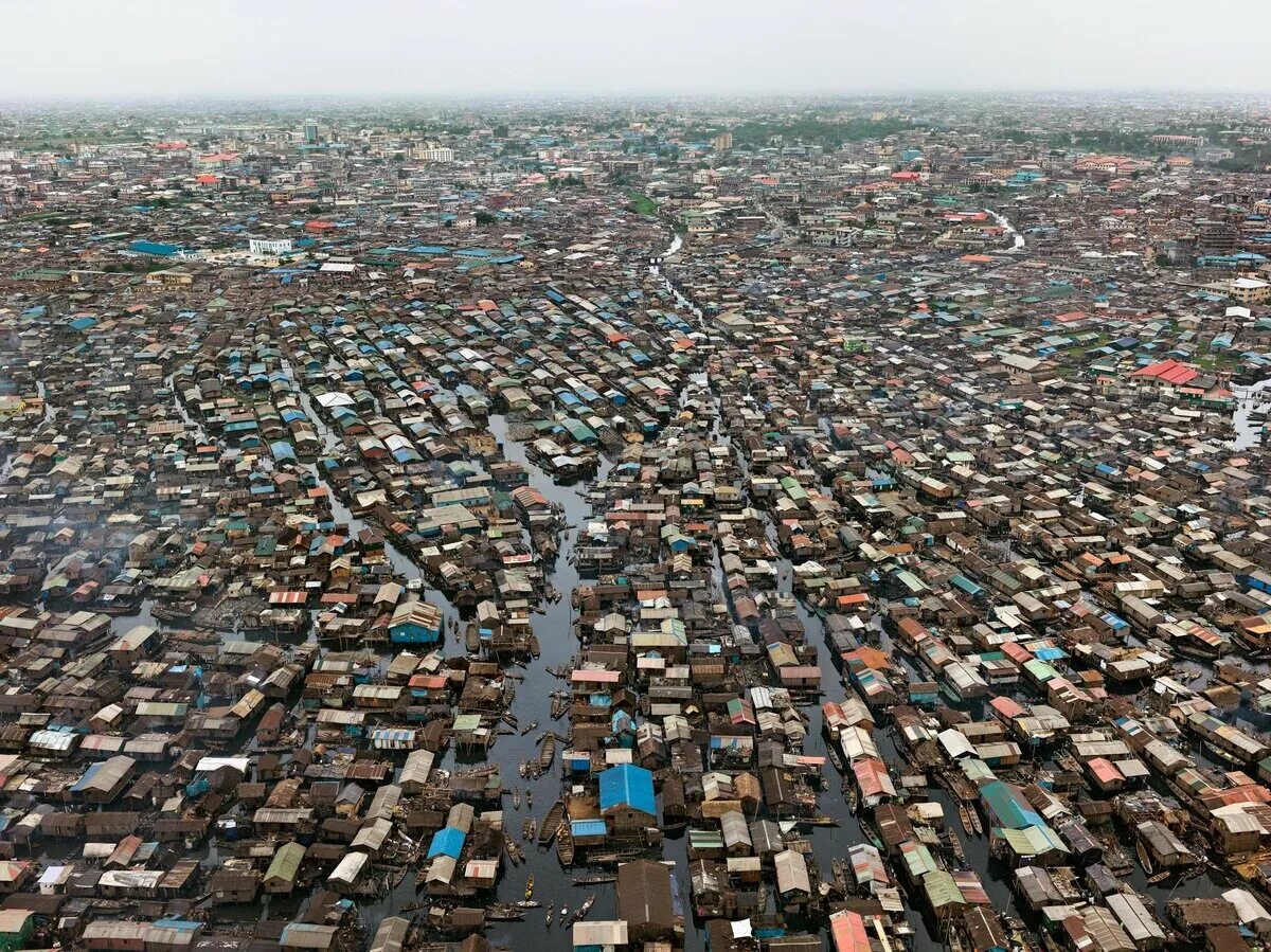 Город в котором людей миллион. Макоко Нигерия. Лагос Нигерия трущобы. Трущобы Макоко Нигерия. Лагос Африка трущобы.