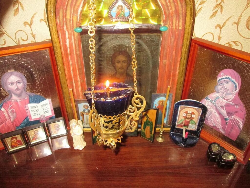 Домашний св. Икона с лампадой. Лампада подвесная для домашнего иконостаса. Лампада Святой угол. Уголок для икон.