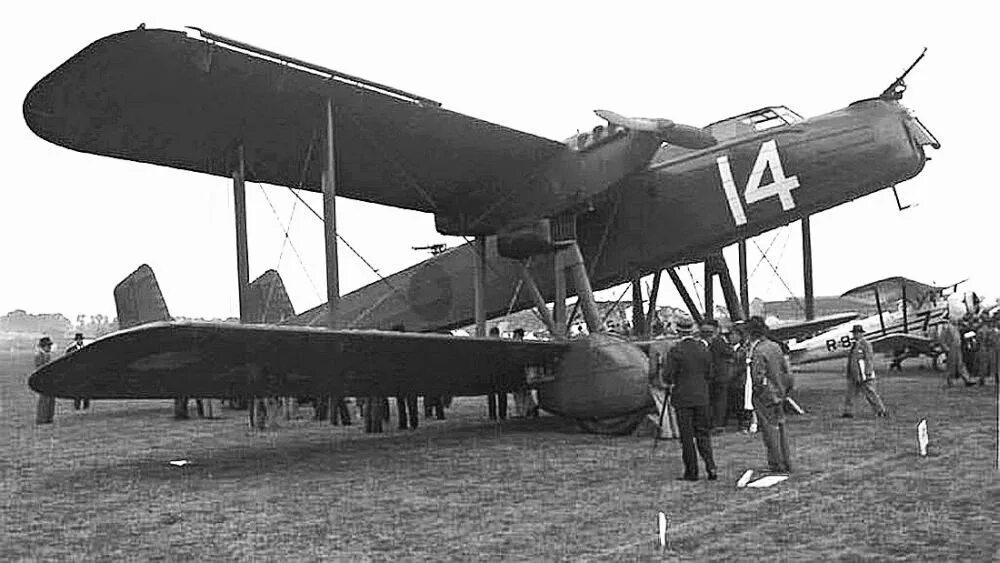 H page. Тяжёлый бомбардировщик-биплан handley page h.p.50 «heyford». handley page h.p.50 heyford. бомбардировщик амио 143. amiot 143 средний бомбардировщик.