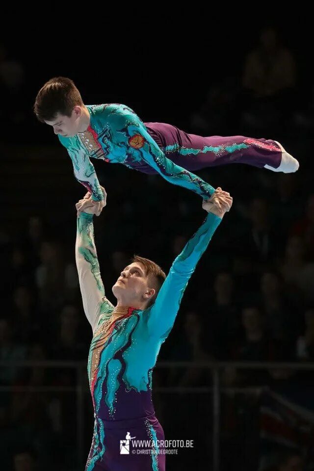 акробатические элементы. акробатический дуэт большаковых. акробаты пары. акробаты пары. силовая акробатика в цирке.