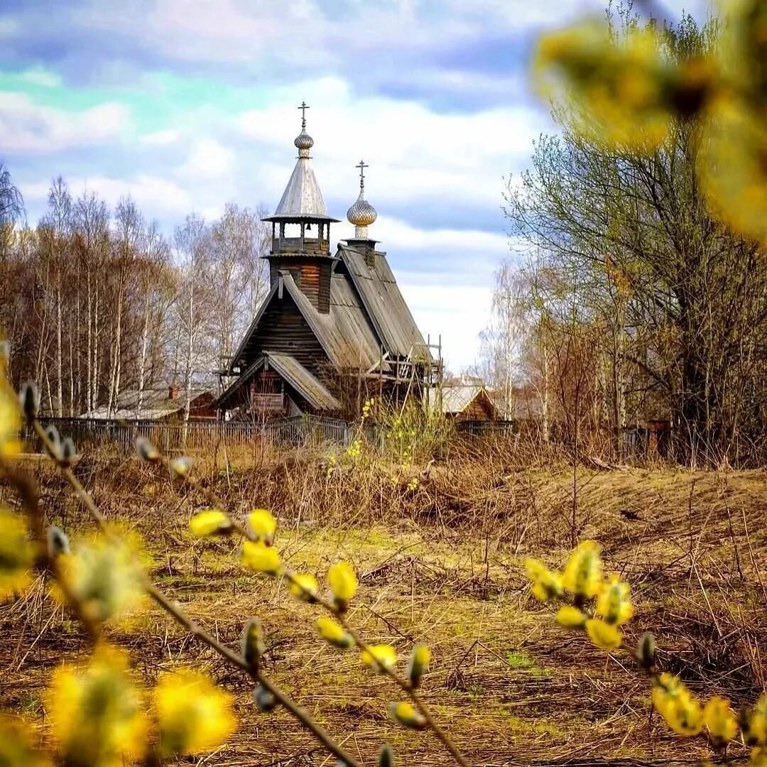 Осенний православный храм в Архангельской области. Церковь на Руси в деревне. Православный храм в деревне. Церковь в деревне Костоусово. Старая православная церковь