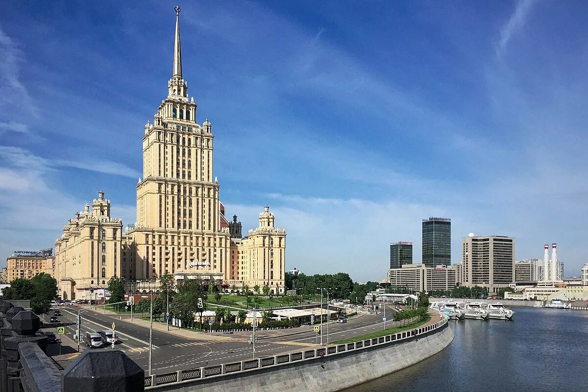 Здания сталинских высоток в москве. Сталинские высотки в Москве гостиница Украина. Гостиница Украина сталинская высотка Архитектор. Отель Рэдиссон Москва сталинская высотка. Рэдиссон Украина Москва гостиница.