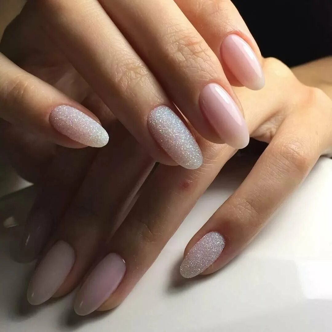 нежный дизайн ногтей на миндальную форму. овальные ногти. маникюр градиент нюдовый миндаль. овальные ногти. нюдовый френч 2022 миндаль.