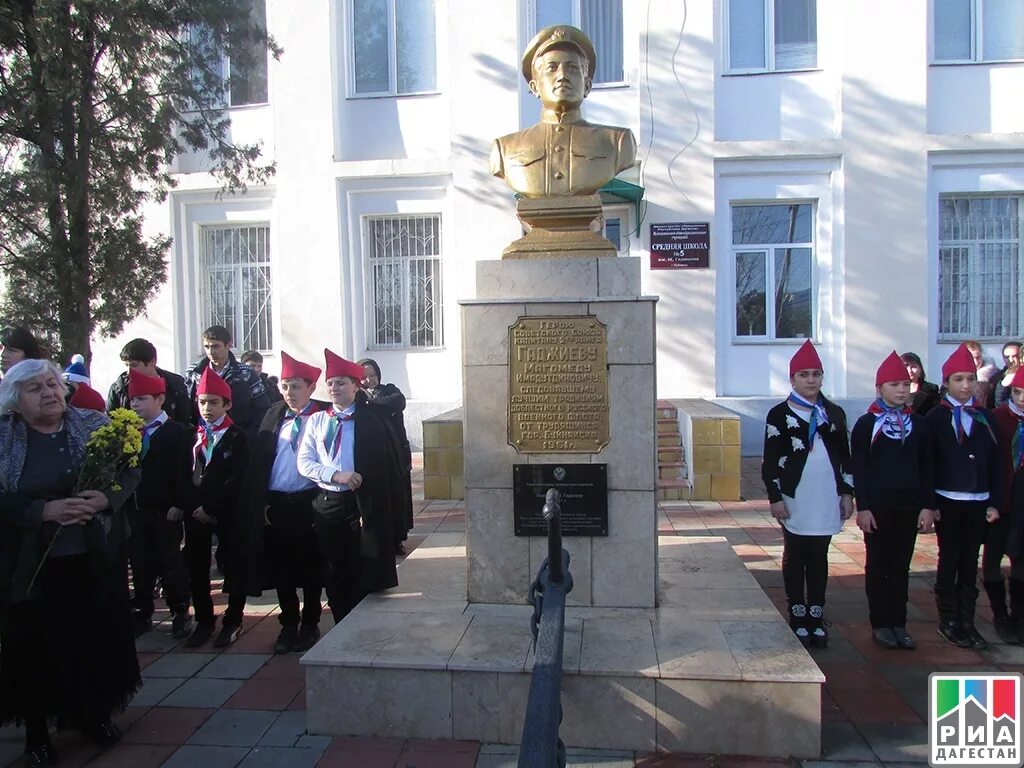 Памятник Уллубию Буйнакскому в Буйнакске. Памятник Магомеду Гаджиеву. Памятник Магомеду Гаджиеву в Буйнакске. Памятник Магомету Гаджиеву.